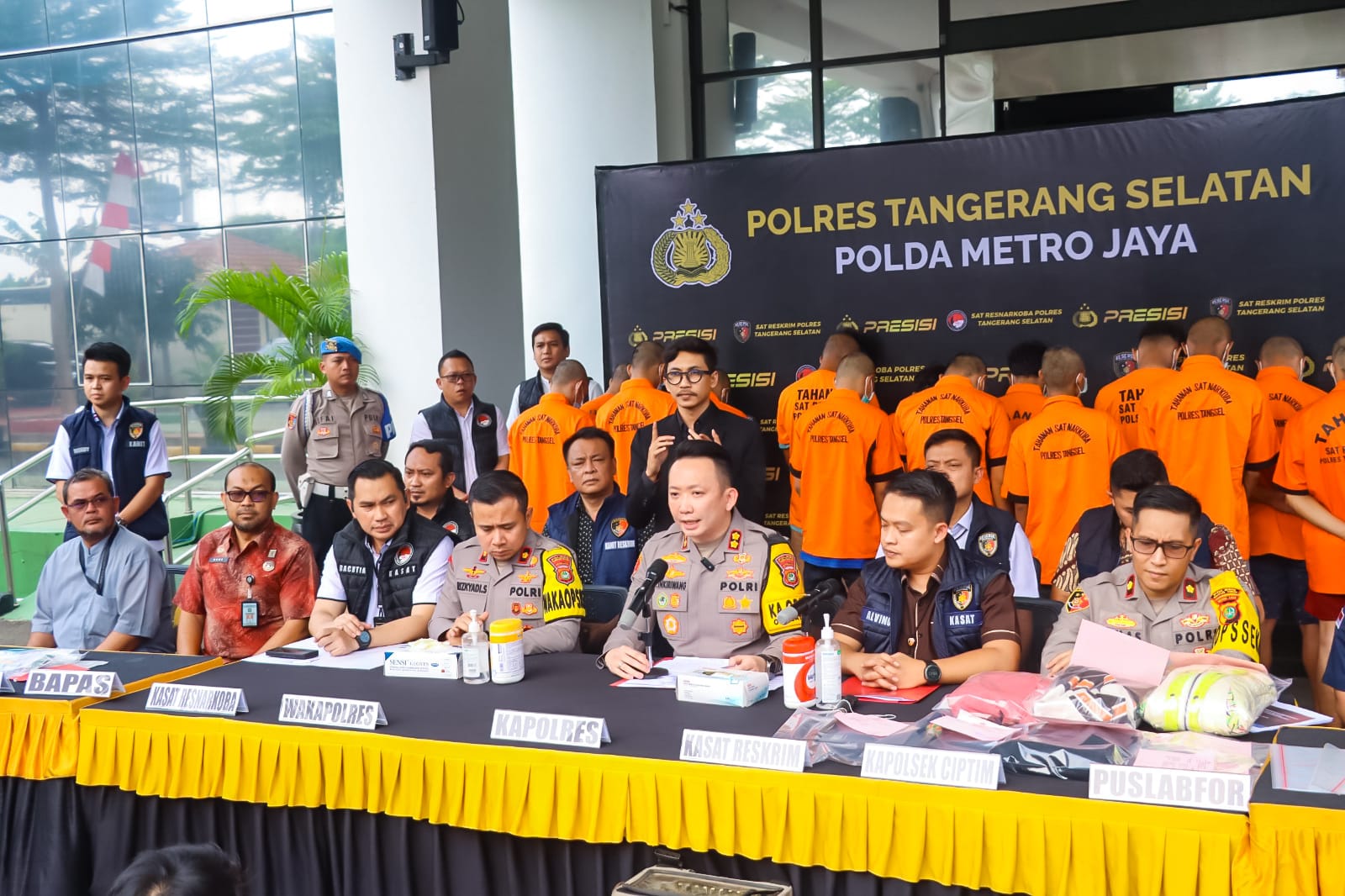 Polres Tangsel menggelar jumpa pers terkait kasus penjualan obat terlarang secara ilegal.(dra)