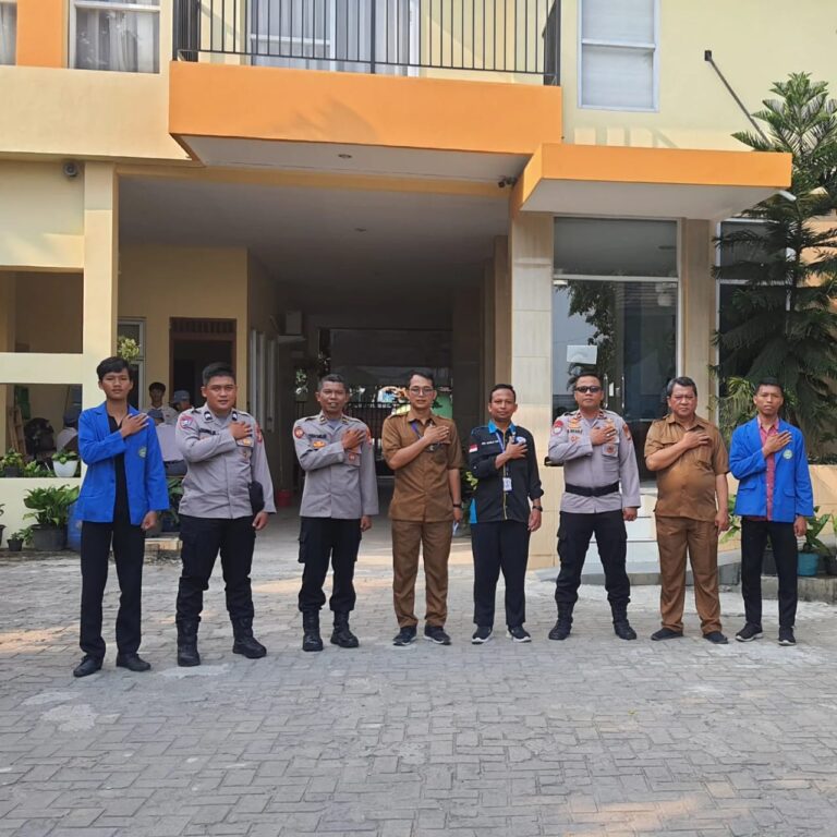 ersonel Satuan Bimbingan Masyarakat (Sat Binmas) Polres Tangsell mengunjungi SMP-SMK IPTEK yang beralamat di Kelurahan Muncul, Kecamatan Setu, Kamis (5/9).(dra)