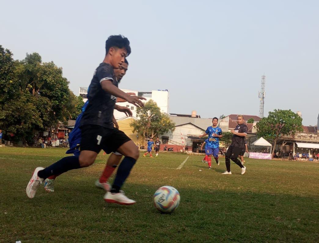 Penyerang Assyabab FC, Tegar (depan) dikawal gelandang Porba City, Eka. (red/tangselpos.id).