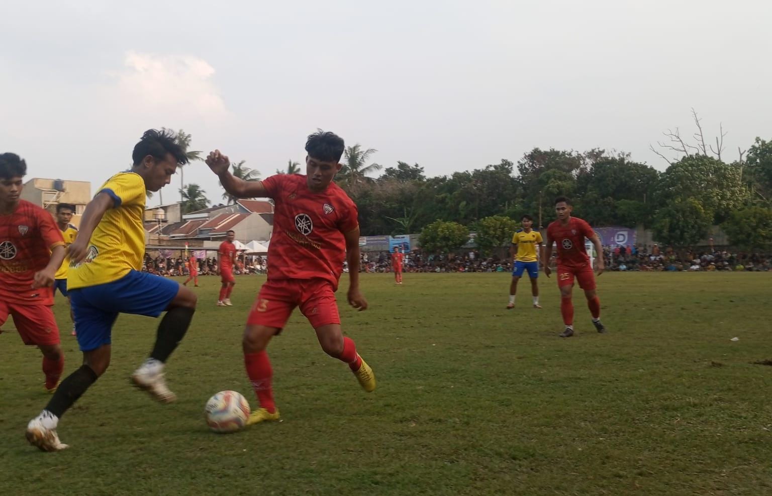 Bek kiri Golok Setan FC, Deni Bagol (merah) berebut bola dengan penyerang Putra Peninggilan FC, Henri Rivaldi. (red/tangselpos.id).