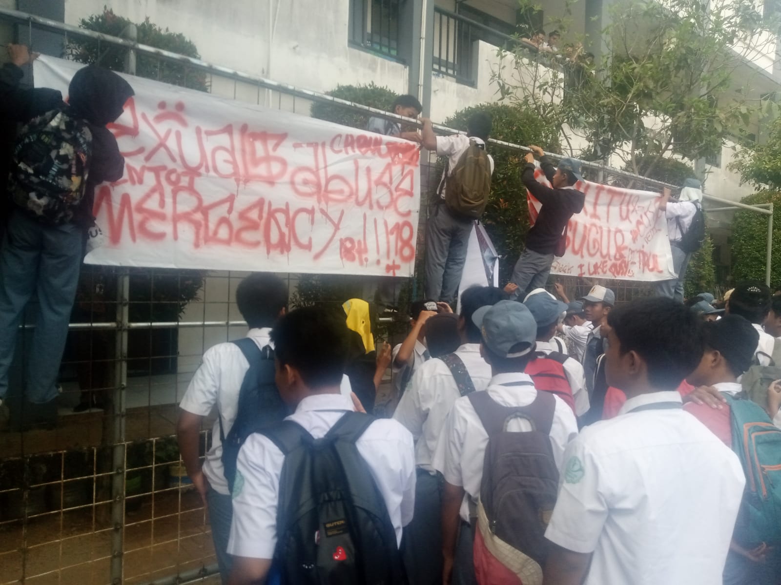 Para siswa membentangkan poster dan spanduk berisi kecaman terhadap guru mereka yang menjadi predator seksual, Senin (23/9/2024). (tangselpos.id/irm)