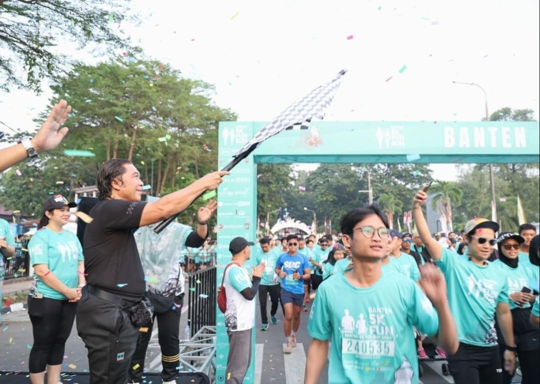 Pejabat Gubernur Banten Al Muktabar melepas peserta Banten Fun Run 5K yang digelar Pokja Wartawan Ekbispar, di Alun-alun Barat Kota Serang, Minggu (29/9).(yul)