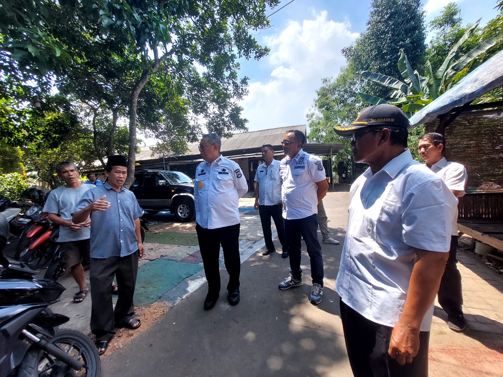 Wali Kota Tangsel, Benyamin Davnie saat meninjau pemasangan lampu PJU di Kawasan Serpong. Foto : Ist