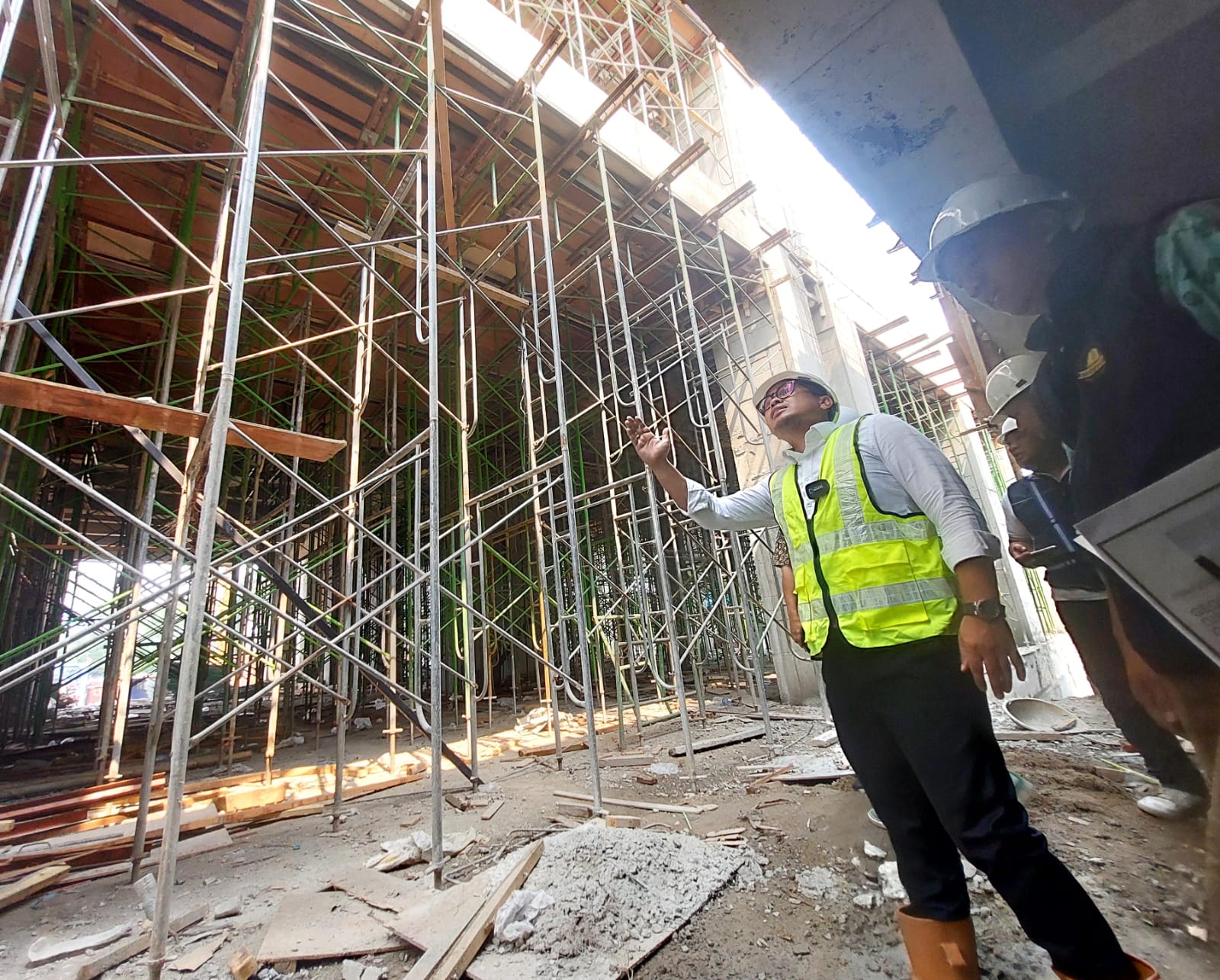 Peninjauan pembangunan gedung Bapenda, Dukcapil, dan parkir di kawasan pelayanan terpadu kawasan Cilenggang, Serpong, Tangsel. Foto : Ist