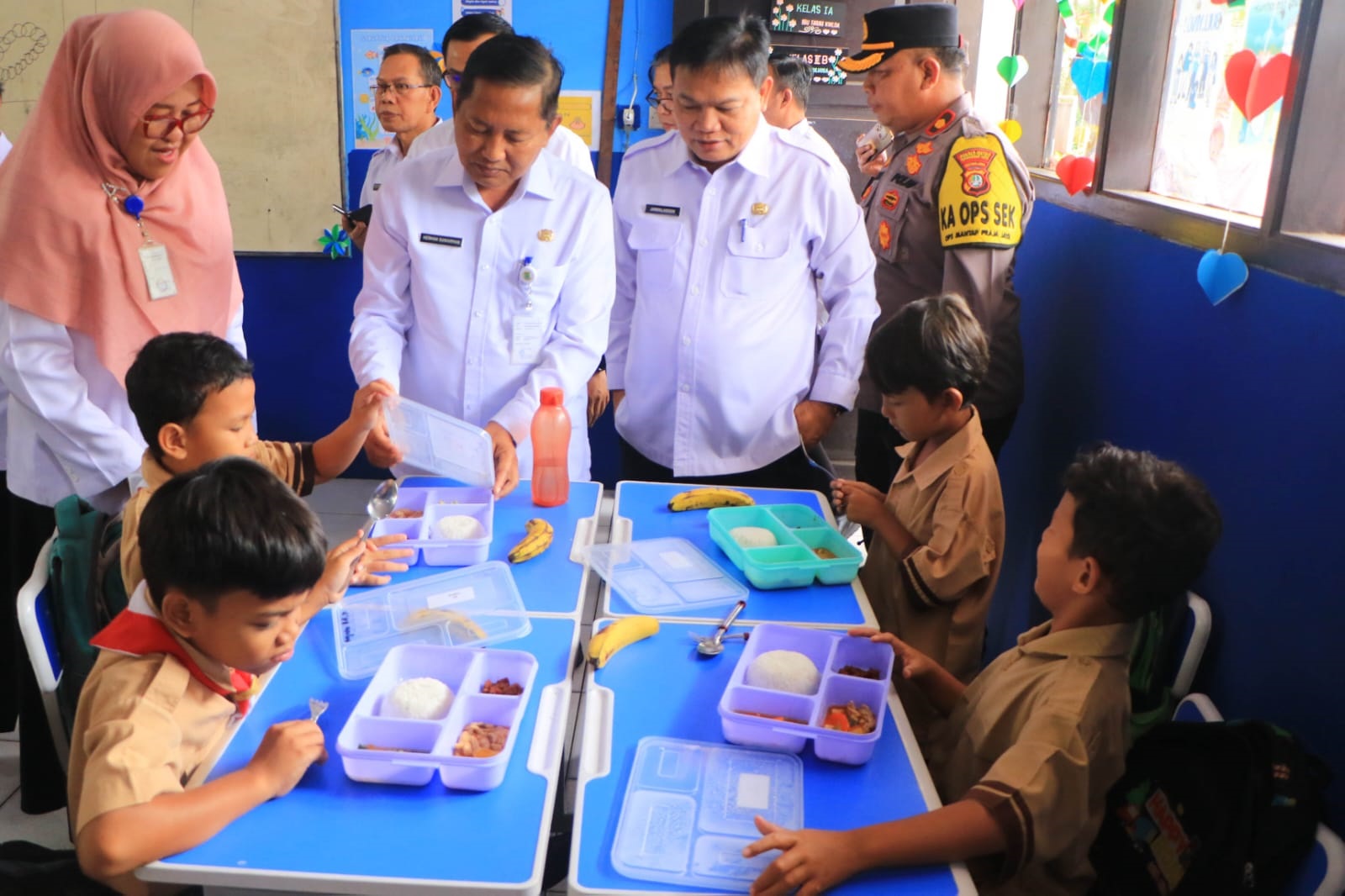 Sekretaris Daerah (Sekda) Kota Tangerang Herman Suwarman tengah melakukan kunjungan ke SD Negeri Karang Tengah 3 pada Rabu (11/9).(mg.2)