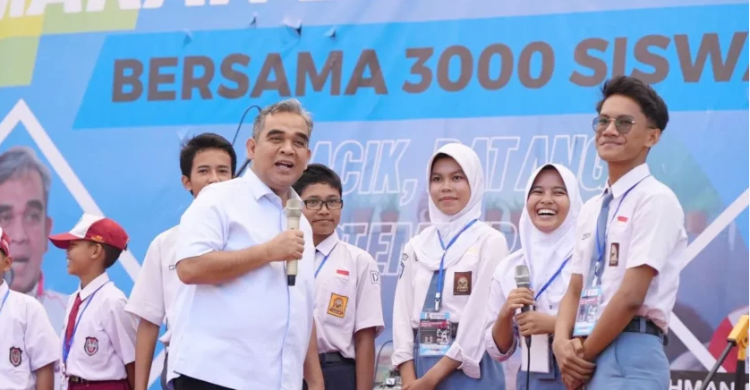 Sekjen Gerina Ahmad Muzani saat acara makan siang betgizi bersama 3.000 siswa di Jawa Tengah. Foto : Ist