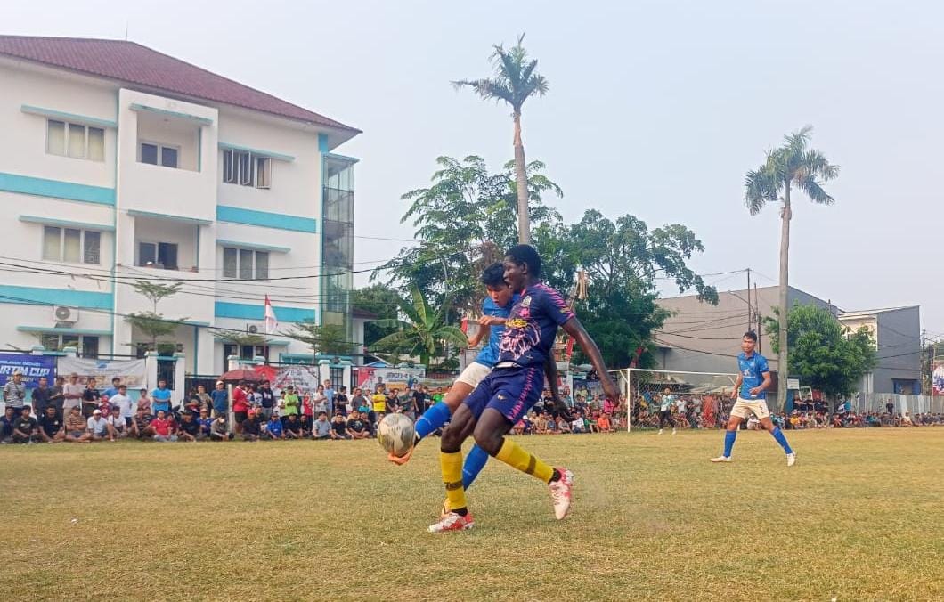 Pemain Denis FC, Diakite (ungu) berduel dengan pemain Sulcata FC.(red/tangselpos.id).