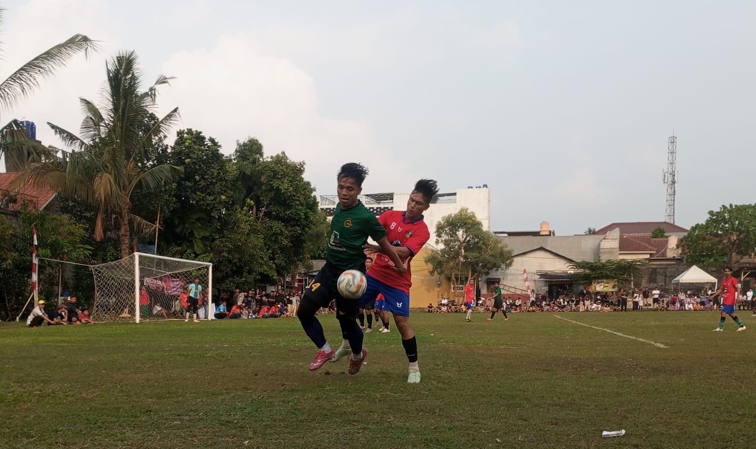 Penyerang Menara Muda FC, Budigol (hijau) dapat pengawalan ketat dari bek Porceb. (red/tangselpos.id).