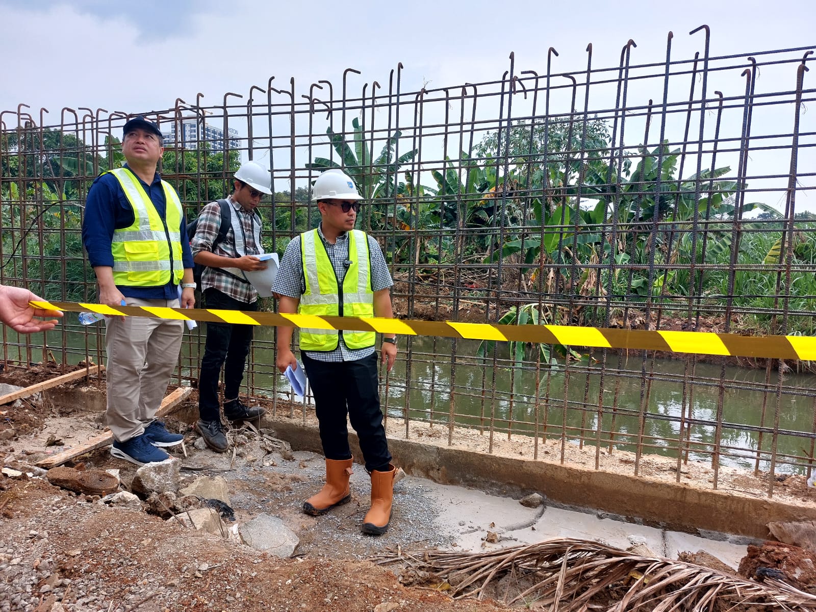 Wakil Wali Kota Tangsel, Pilar Saga Ichsan (kanan) saat meninjau pengerjaan sejumlah pembangunan turap di wilayah Serpong Utara. Foto : Ist