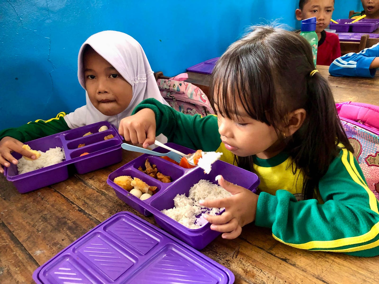 Siswi SDN Cipete 1, Kelurahan Pakojan, Kecamatan Pinang, Kota Tangerang terlihat sedang menyantap Makan Bergizi Gratis (MBG) yang disediakan pemerintah.(mg.2)