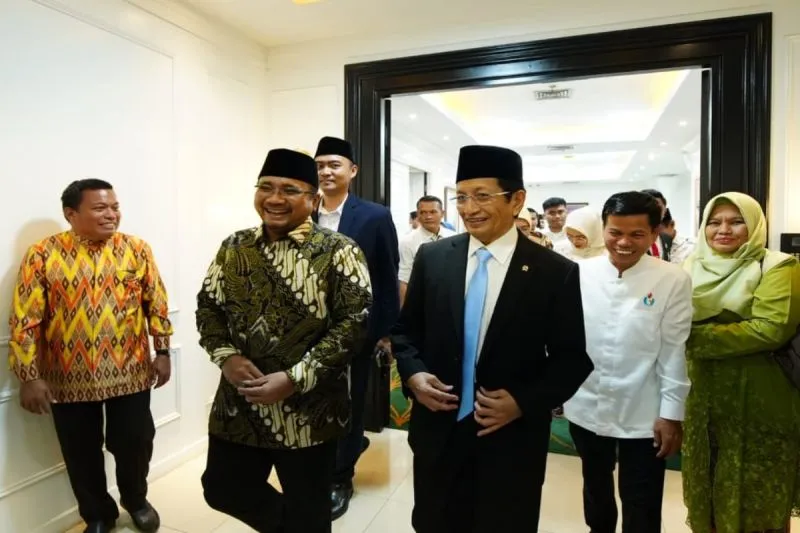 Menteri Agama Prof. KH Nasaruddin Umar (kanan) saat serah terima jabata.