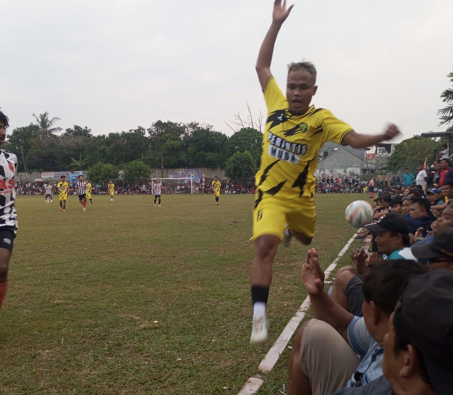 Penyerang Portuda, Piji nyaris kehilangan keseimbangan saat berusaha mengontrol bola. (red/tangselpos.id).