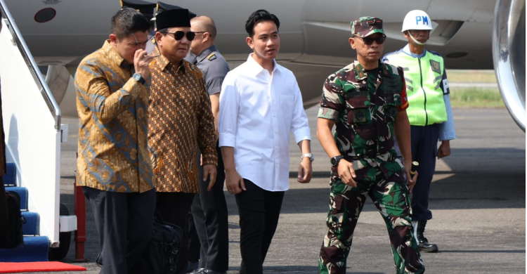 Prabowo saat tiba di Bandara Adi Sumarno disambut Gibran. Foto : Ist