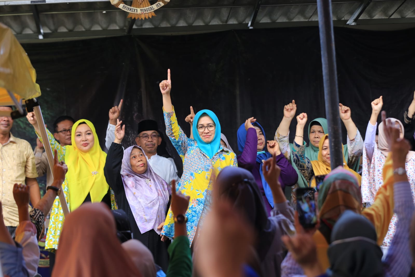 Calon gubernur Banten Airin Rachmi Diany saat melakukan sosialisasi di Kecamatan Pondok Aren, Kota Tangerang Selatan, Minggu (27/10).