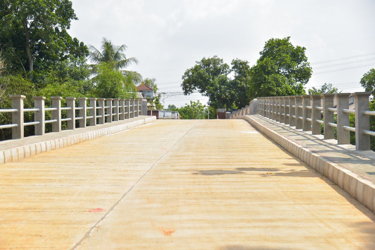 Proyek pembangunan akses jalan menuju Tempat Pemakaman Umum (TPU) Sarimulya, Setu, Tangerang Selatan. (Dok. Humas Pemkot Tangsel)