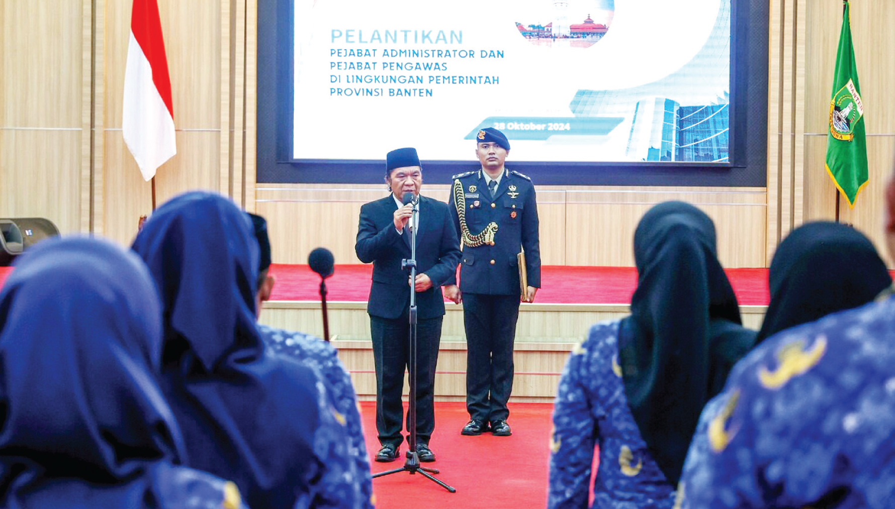 Penjabat Gubernur Banten Al Muktabar melantik puluhan pejabat administrator dan pejabat pengawas di lingkungan Pemprov Banten, di Pendopo Gubernur, KP3B, Kota Serang, Senin (28/10).(yul)