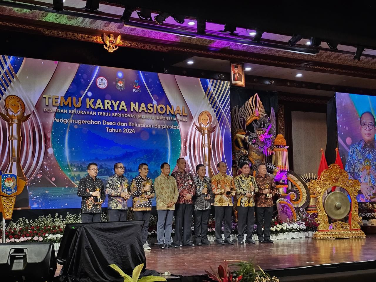 Penjabat Gubernur Banten Al Muktabar mendapatkan Anugerah Upakarya Wanua Nugraha dari Kementerian Dalam Negeri Republik Indonesia di Gedung Ksirarnawa Komplek Art Center Bali, Kota Denpasar, Bali, Selasa (8/10).