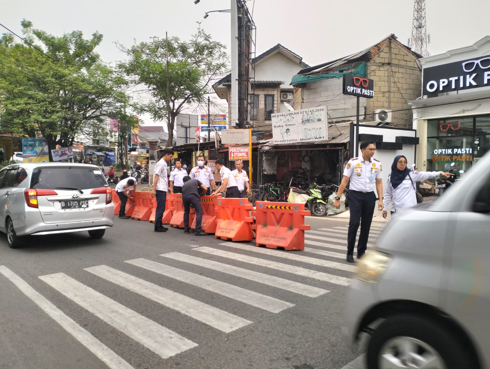 UJI COBA. Dishub Kota Tangsel bersama dengan Dishub Provinsi uji coba pemasangan barrier di pertigaan Serua, Ciputat,Senin (14/10). Foto : Ist