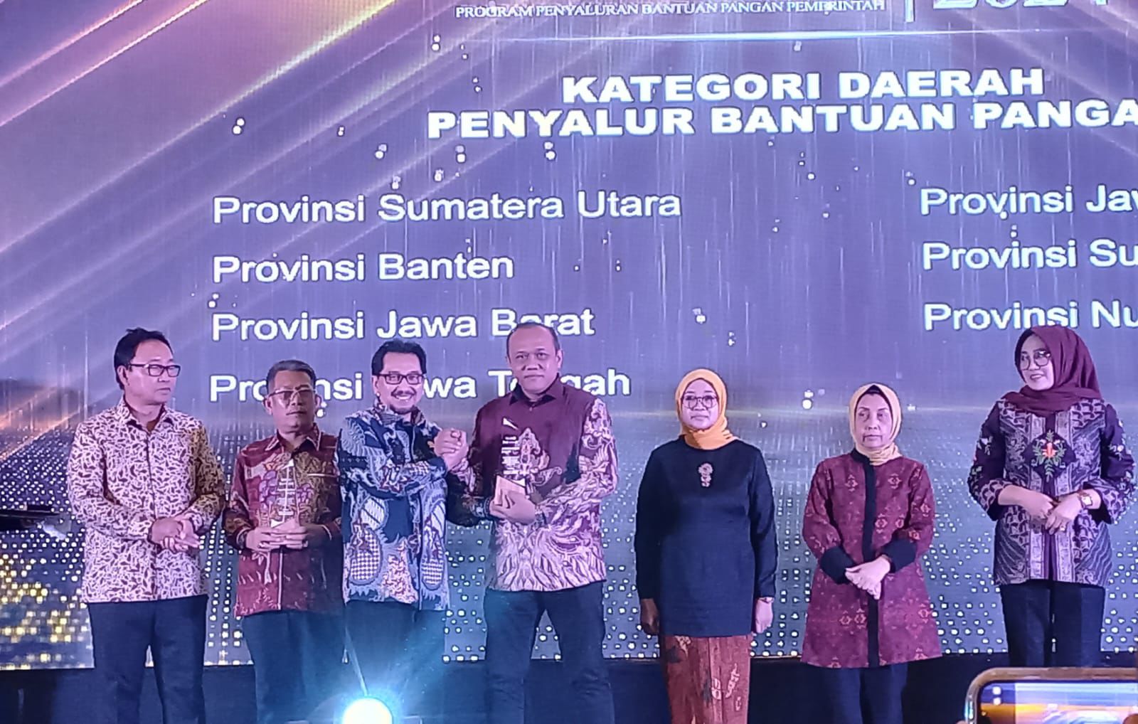 Pelaksana Tugas (Plt) Kepala Dinas Ketahanan Pangan Provinsi Banten Agus Supriyadi menerima penghargaan dalam kegiatan Appreciation Night Program Penyaluran Bantuan Pangan Pemerintah untuk Pengentasan Stunting 2024.