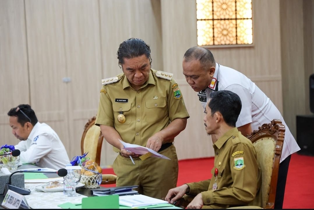 Penjabat Gubernur Banten Muktabar mengikuti Rapat Koordinasi (Rakor) Pengendalian Inflasi yang dilaksanakan secara virtual.