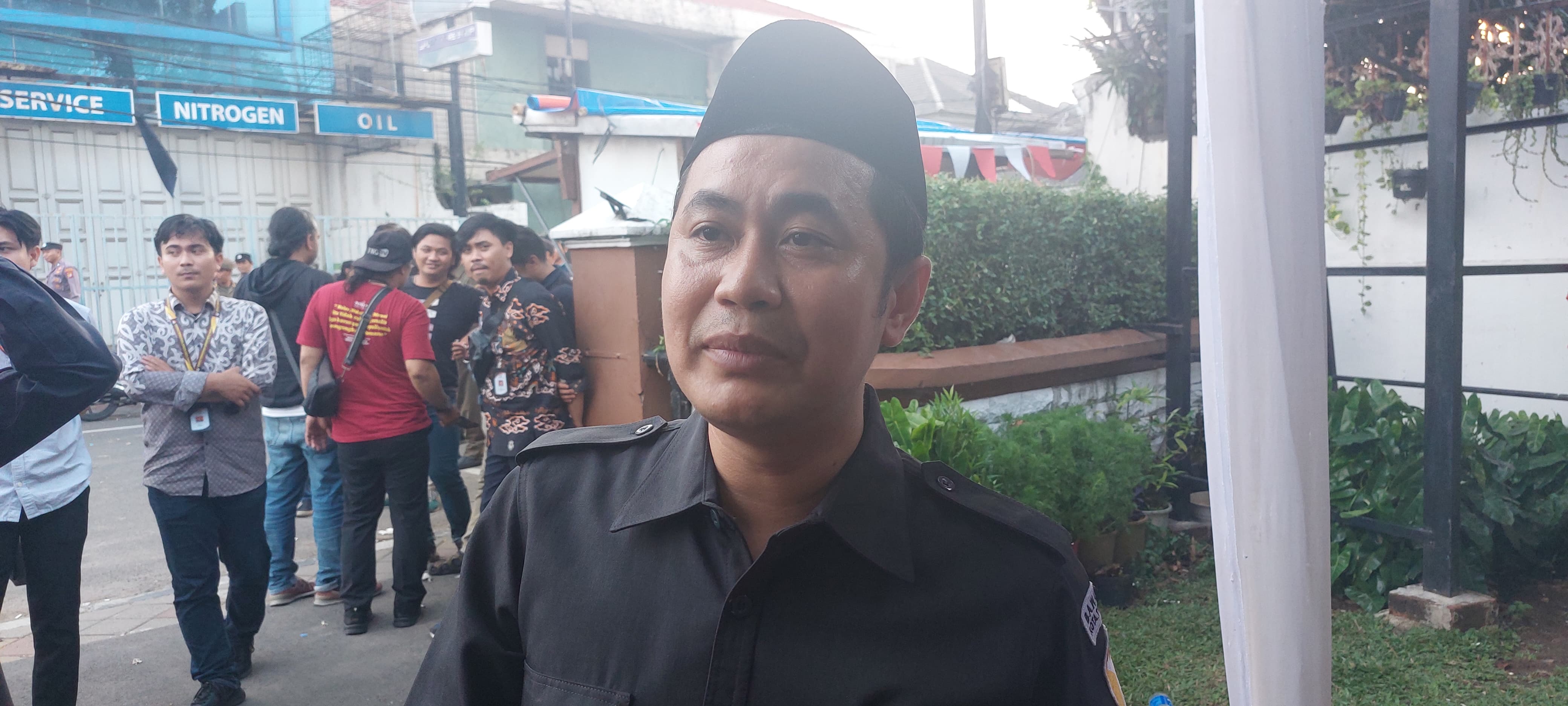 Ketua Bawaslu Kota Tangerang, Komarullah, tampak sedang diwawancara awak media terkait larangan pasangan calon (paslon) tidak boleh berkampanye di tempat pendidikan hingga tempat ibadah.(dra)