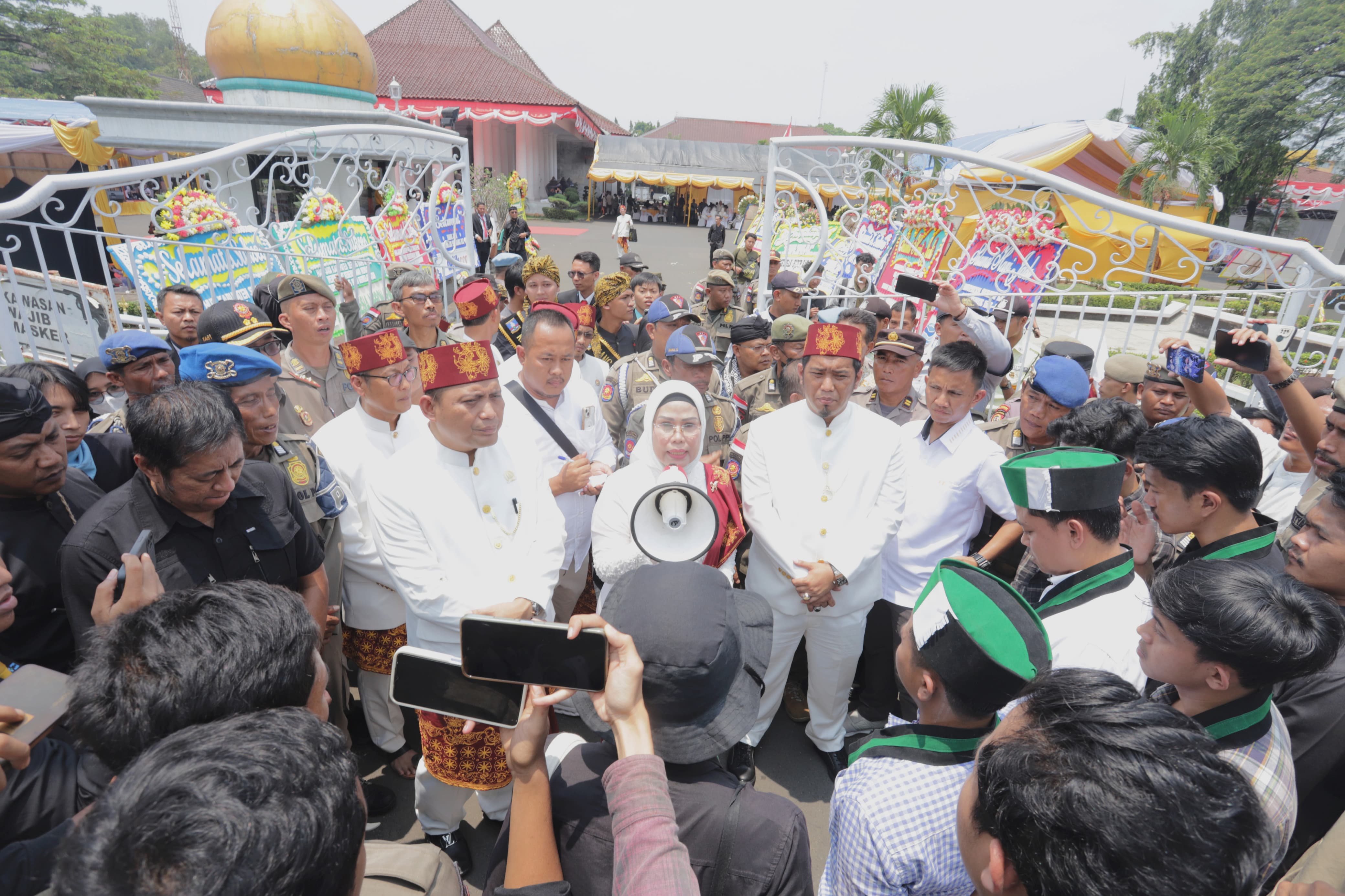 Bupati Serang Ratu Tatu Chasanah menjawab aspirasi mahasiswa yang melakukan aksi demontrasi pada momen hari ulang tahun (HUT) ke-498 Kabupaten Serang, Selasa (8/10).