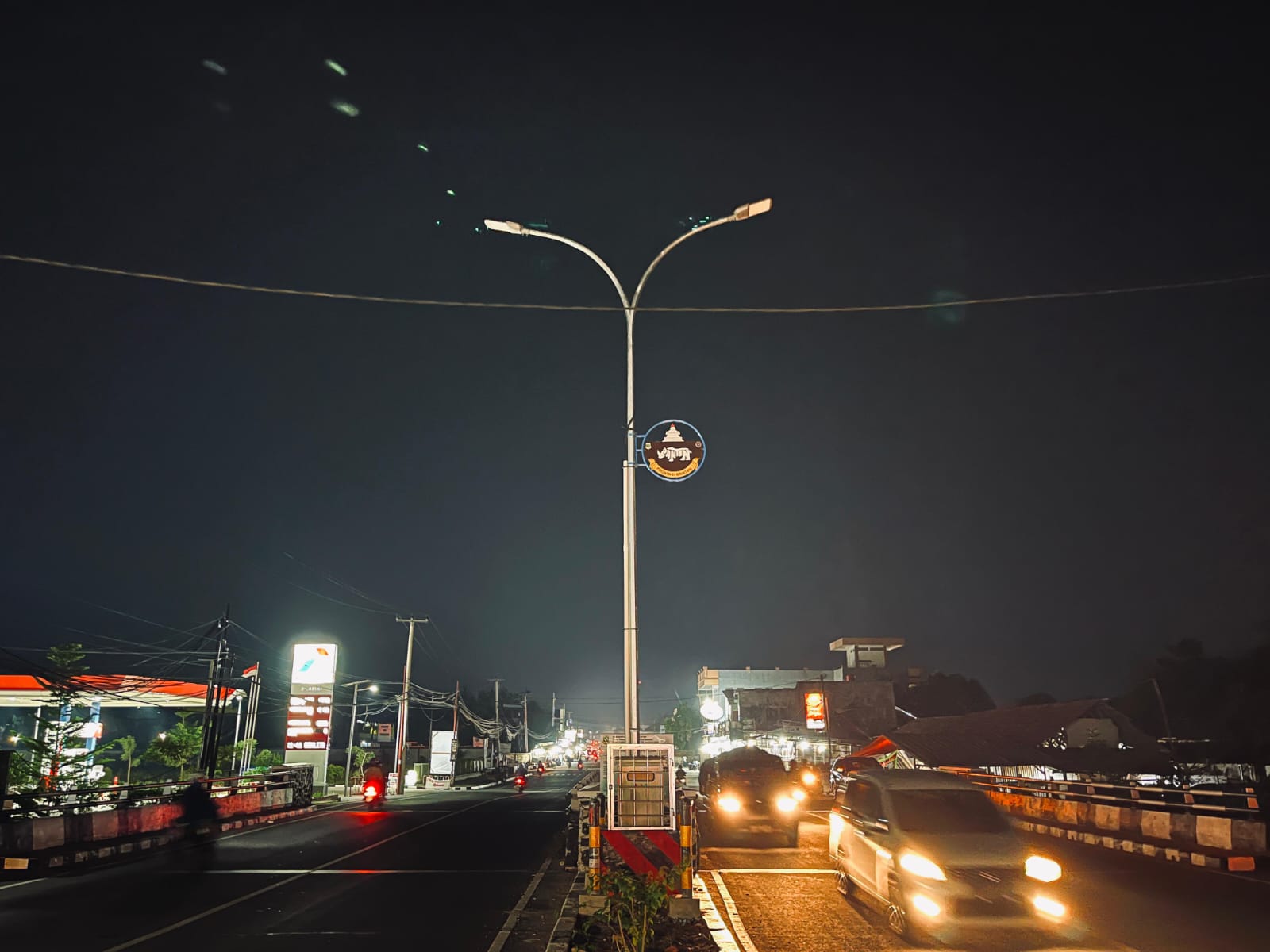 Potret salah satu PJU yang ada di wilayah Kecamatan Cipocok saat malam hari, Selasa (29/10).