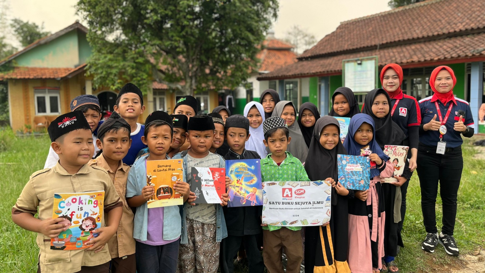 Alfamidi berkolaborasi bersama SGM Eksplor serentak menyalurkan 33 paket buku bacaan ke 33 titik sekolah yang tersebar di seluruh cabang Alfamidi. (Dok. Alfamidi)