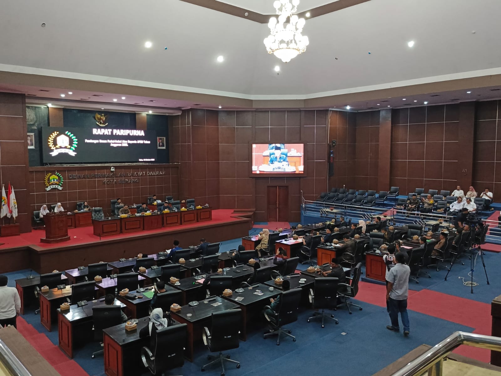 Suasana sidang rapat paripurna pandangan fraksi-fraksi terkait RAPBD Pemerintah Kota Serang 2025, di gedung DPRD Kota Serang, Kamis (17/10).