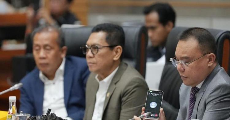 Wakil Ketua DPR Sufmi Dasco (kanan) saat menelpon Presiden terpilih Prabowo. Foto : Ist