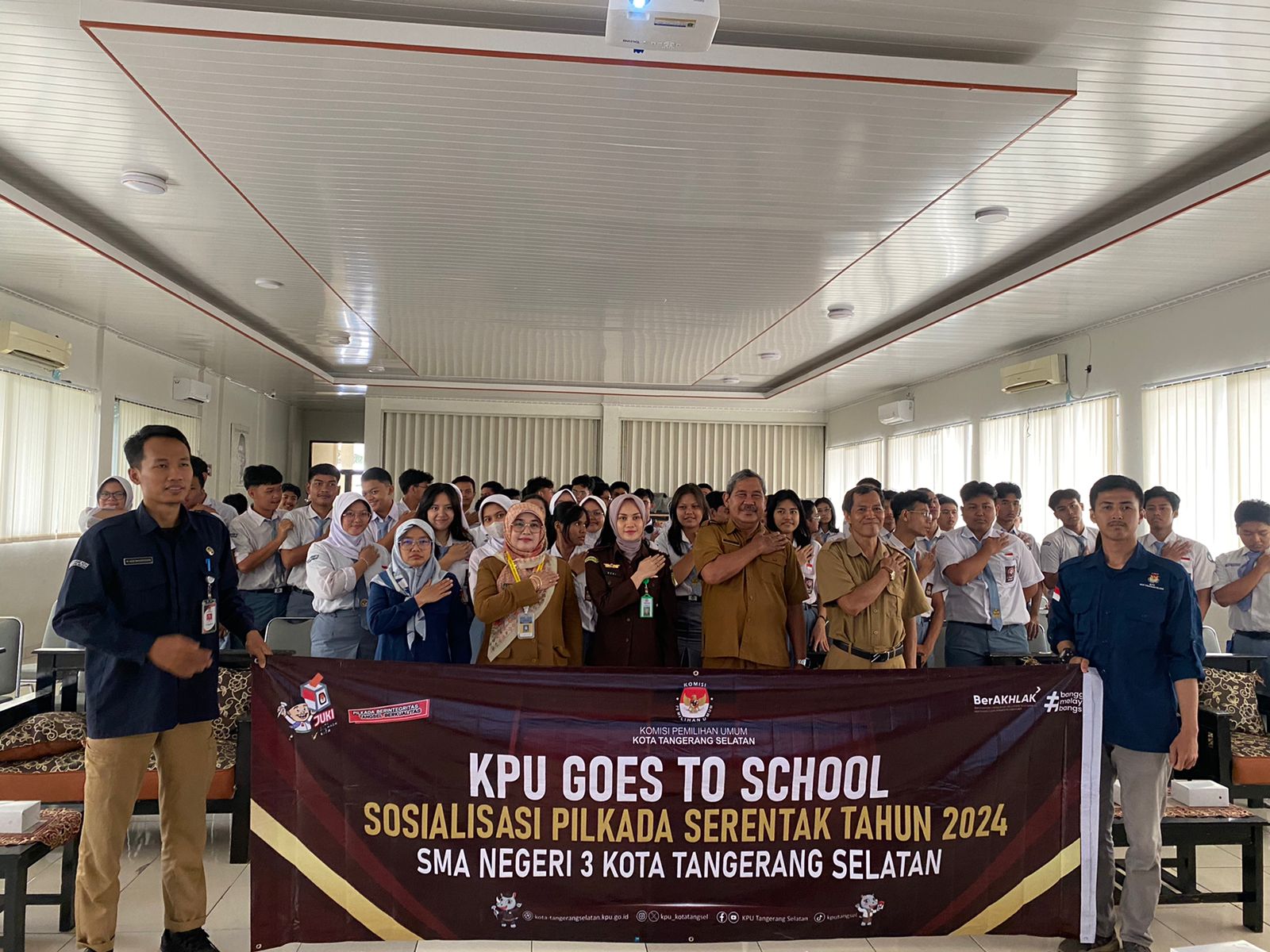 KPU Tangsel saat melakukan sosialisasi kepada pemilih pemula di SMAN 3 Tangsel, Selasa (8/10).(dra)