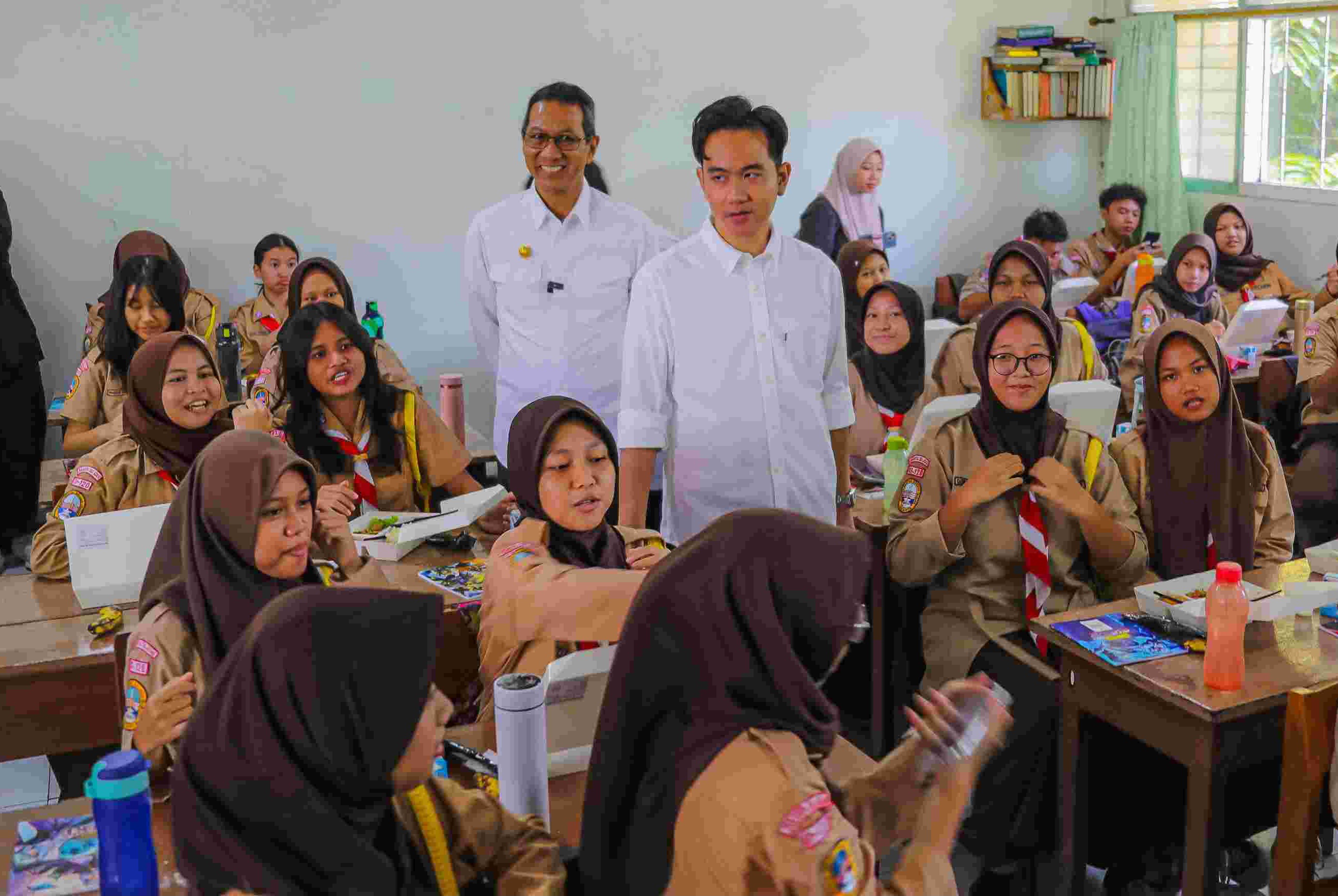 Gibran saat meninjau program makan bergizi di SMU 70 Jakarta. Foto : Ist