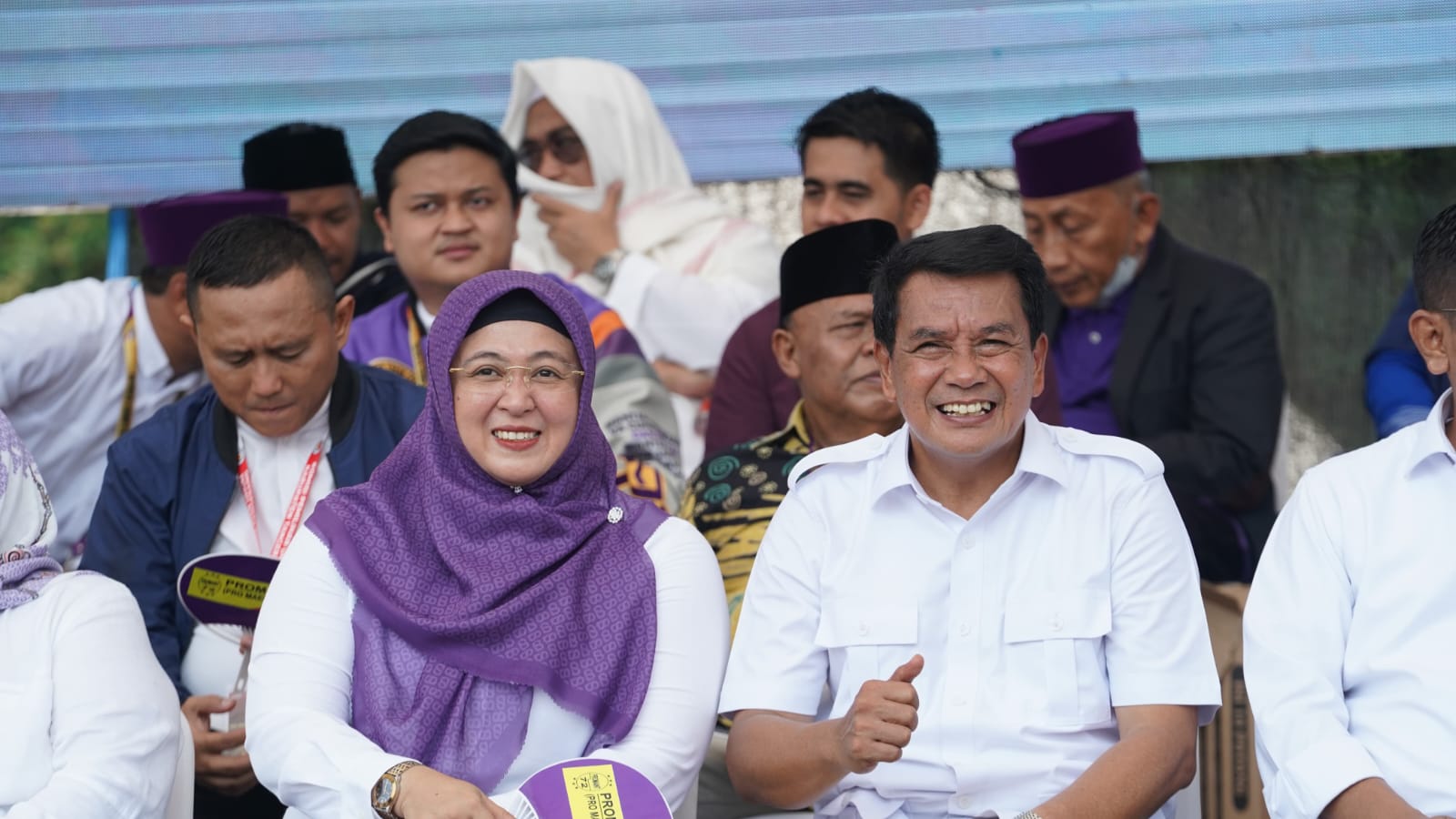 Pasangan Calon Bupati-Wakil Bupati Tangerang, Moch. Maesyal Rasyid dan Intan Nurul Hikmah saat duduk bersama. (Dok.)