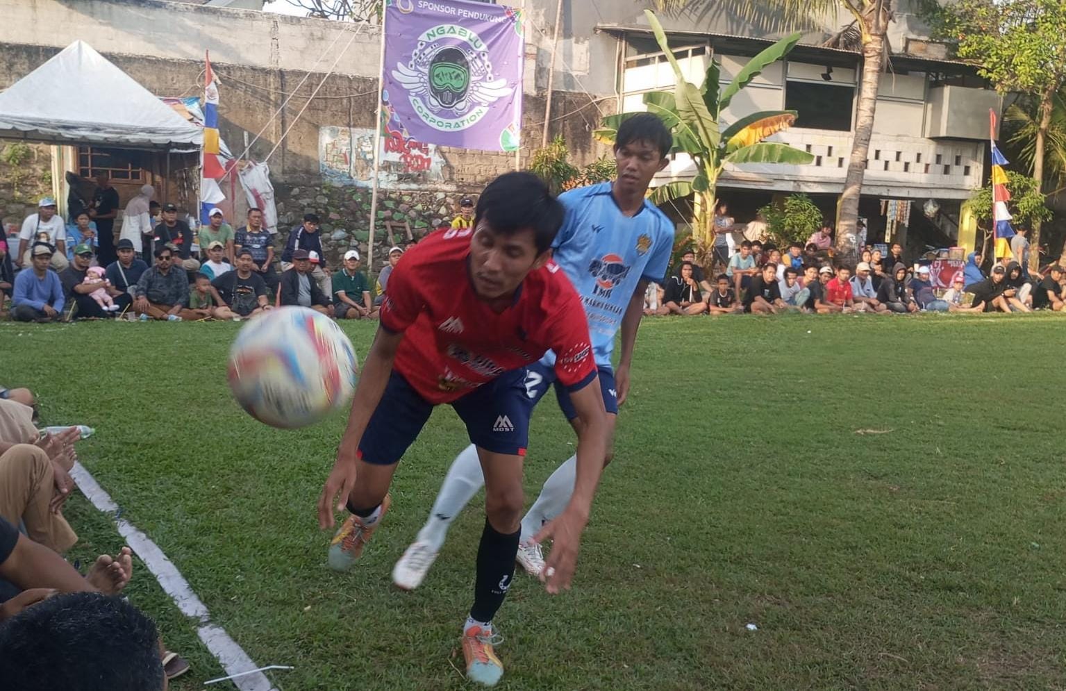 Pemain Ponser FC, Ikbal (merah) berusaha meraih bola di depan penonton. (red/tangselpos.id).