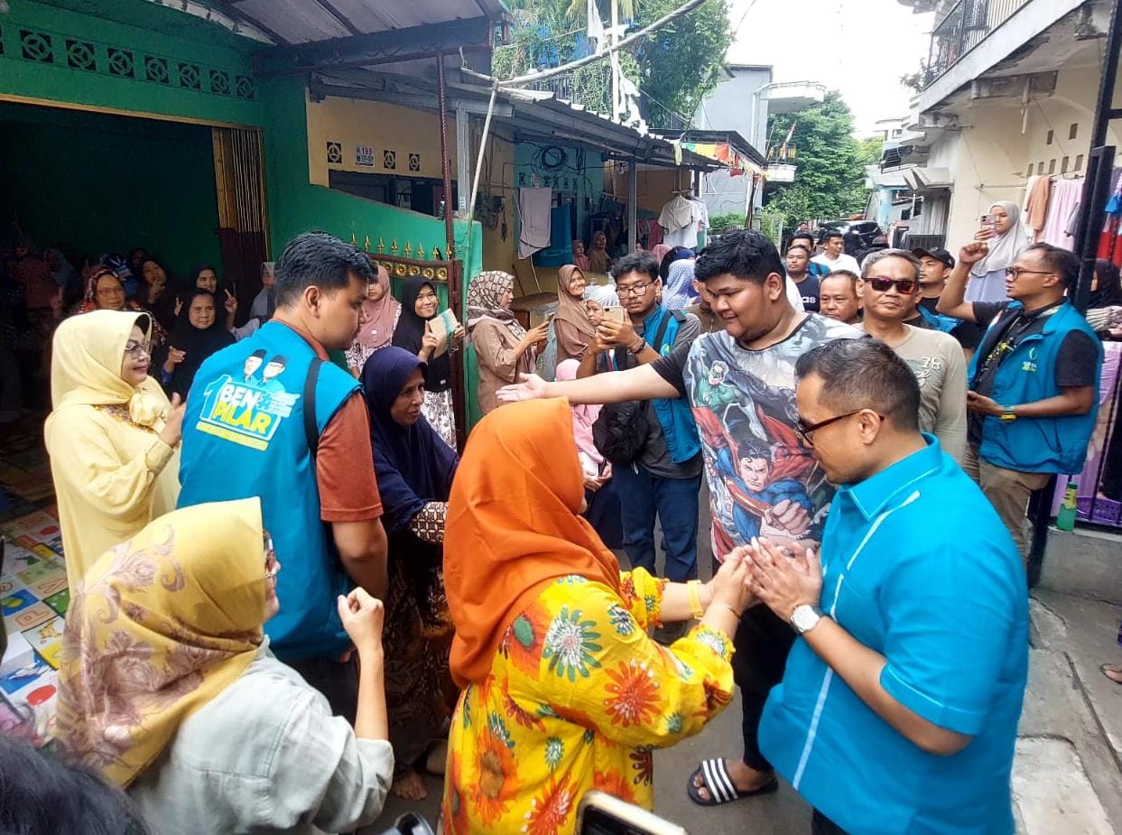 KAMPANYE. Sambutan hangat warga saat Wakil Wali Kota Tangsel, Pilar Saga Ichsan tiba di lokasi kampanye wilayah Cipayung, Ciputat, Rabu (30/10). Foto : Ist