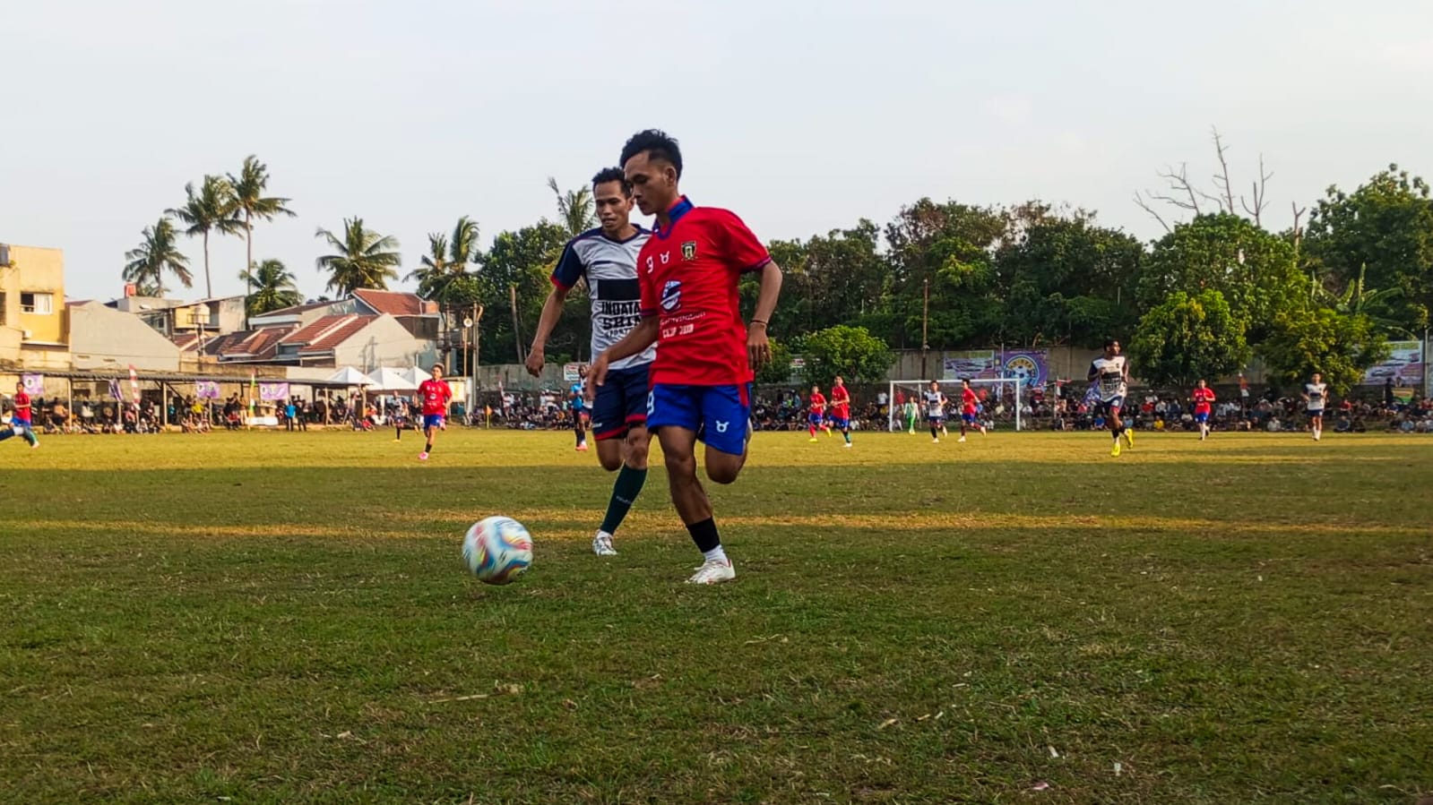 Penyerang Porceb, Ulo (merah biru) tak berdaya saat lawan Indata FC. (red/tangselpos.id).