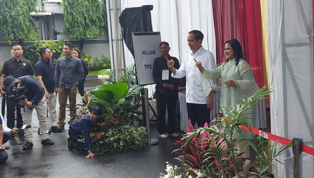 Presiden Jokowi dan Ibu Iriana di TPS Tanah Abang pada Pilpres 2024. Foto : Ist