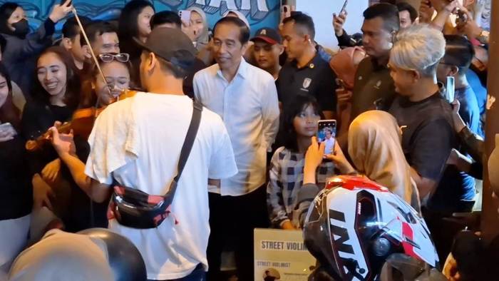 Jokowi dikerumunin warga saat malam mingguan di Gatsu, Solo. Foto : Ist