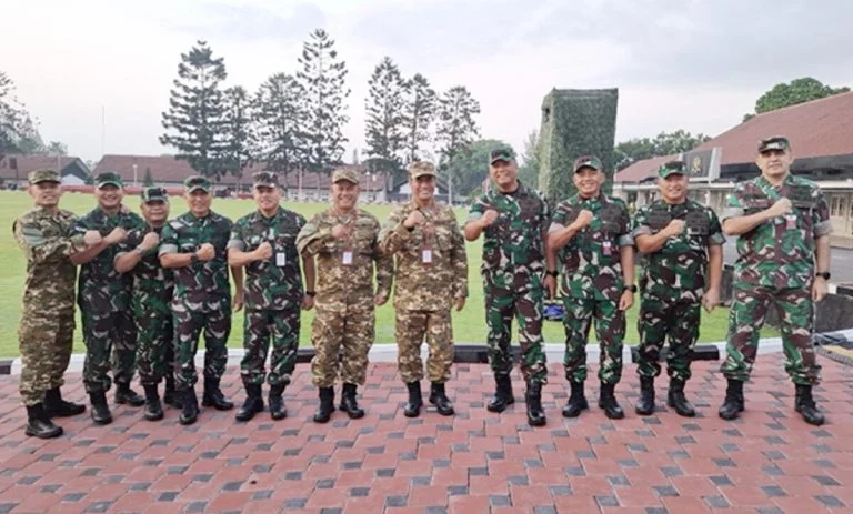 Mentan Amran Salaiman ( no 5 dari kanan) saat mengikuti acara di Magelang. Foto : Ist