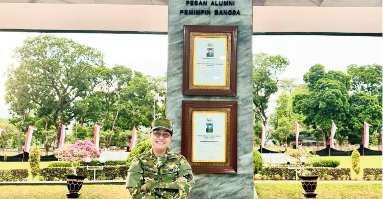 Menkeu Sri Mulyani di pintu gerbang Akmil Magelang. Foto : Ist