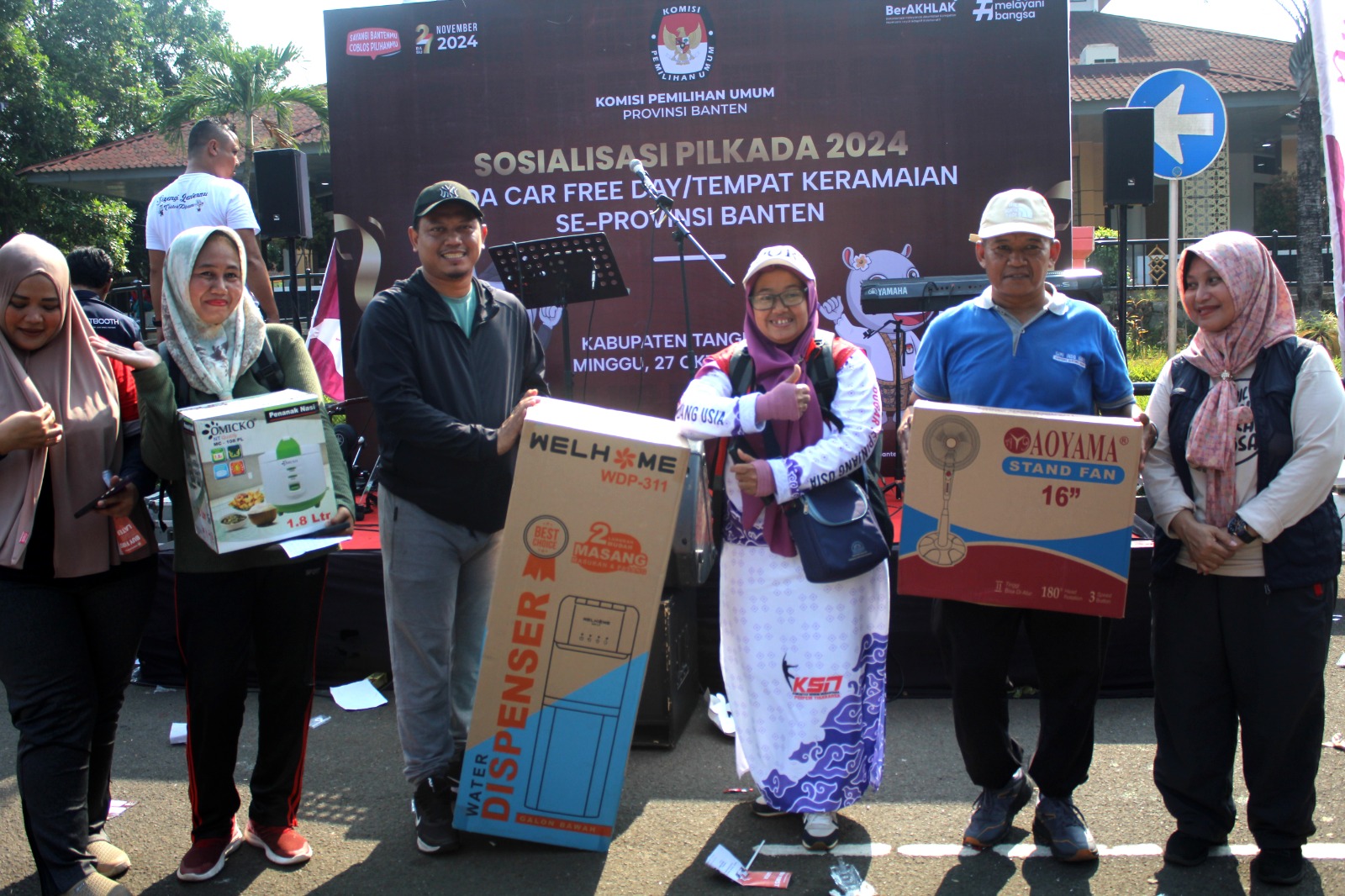 Ketua KPU Banten Mohamad Ihsan foto bersama para pemenang doorprize dalam acara Sosialisasi Pilkada 2024 di Car Free Day kawasan Pusat Pemerintahan Kabupaten Tangerang, Minggu (27/10).(yul)