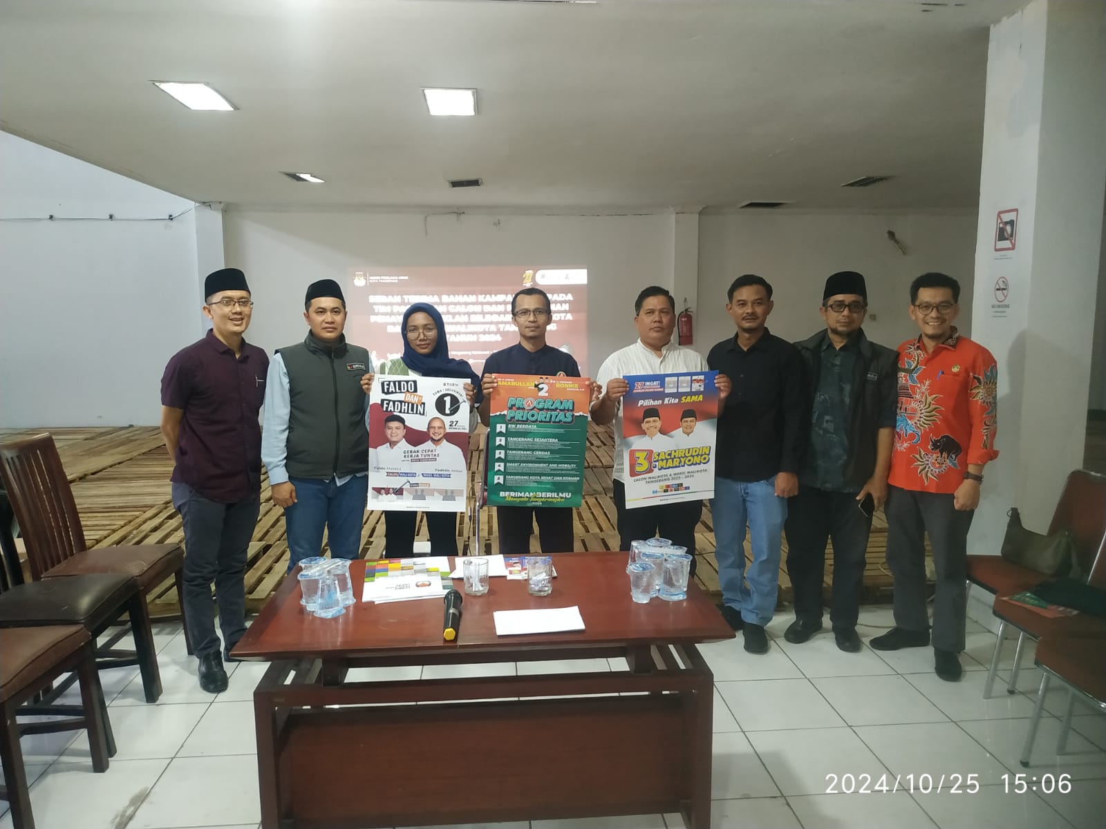 Para perwakilan Paslon yang akan bertarung di Pilkada Kota Tangerang 2024 secara simbolis menerima Bahan Kampanye (BK) dari KPU setempat.(mg.2)