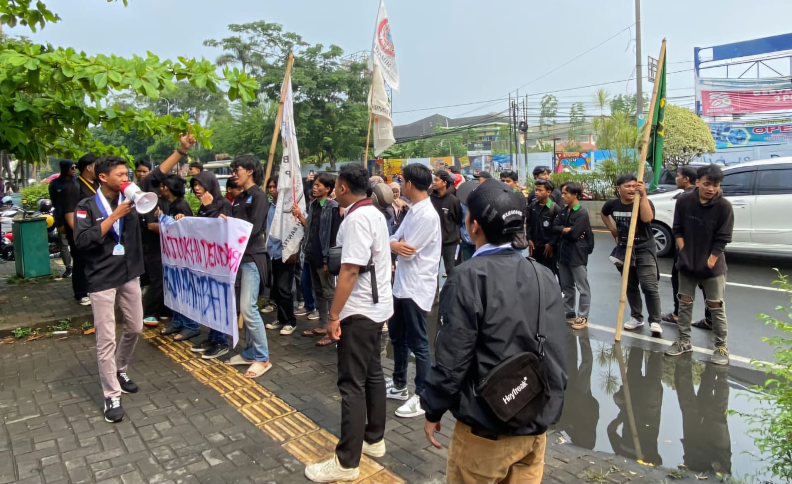 Puluhan mahasiswa yang tergabung dalam Forum Komunikasi Mahasiswa Banten (FKMB) menggelar demonstrasi di depan Kantor Bawaslu Banten, Minggu (6/10).