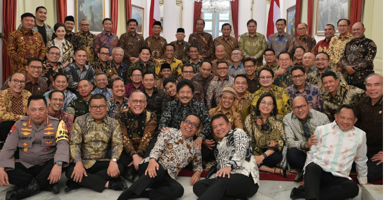 Para Menteri foto bersama sehabis makan siang bersama Presiden Jokowi dan Wapres Ma'ruf Amin di Istana. Foto : Ist