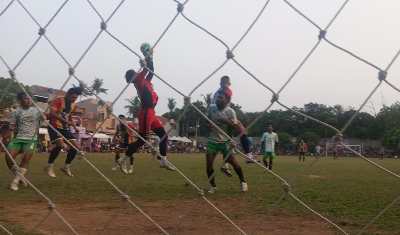 Kiper Nayla FC, Haikal Panjang terbang di udara mengantisipasi bola hasil tendangan sudut pemain kesebelasan Joglo 02.(red/tangselpos.id).