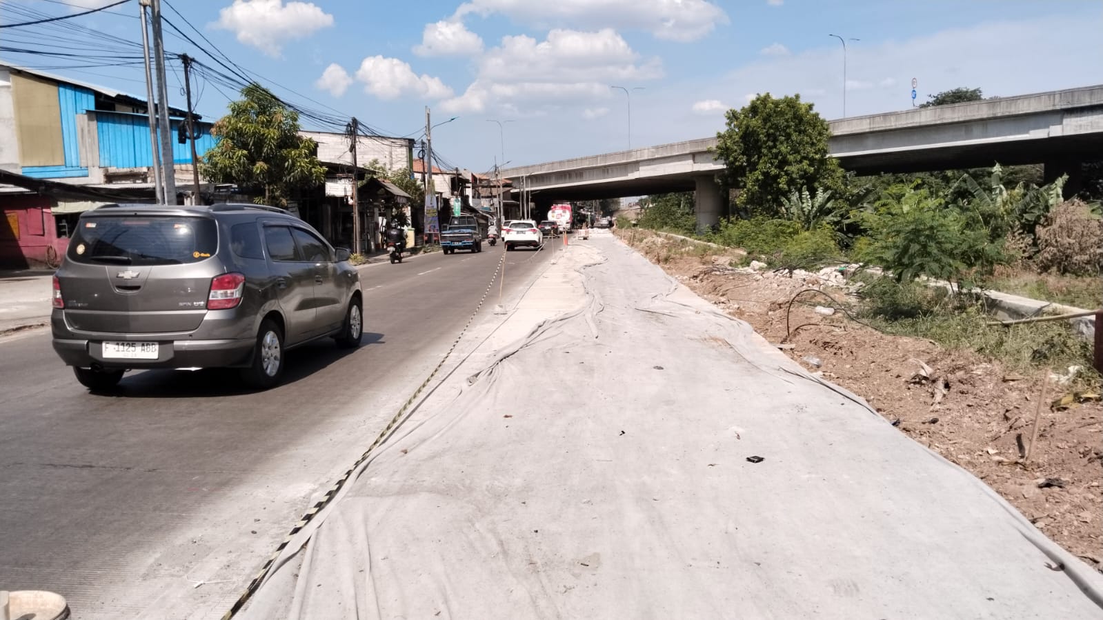 Jalan Bouraq-Lio Baru di kawasan Batuceper, Kota Tangerang, tengah dilakukan pelebaran jalan oleh pemerintah daerah setempat.(mg.2)