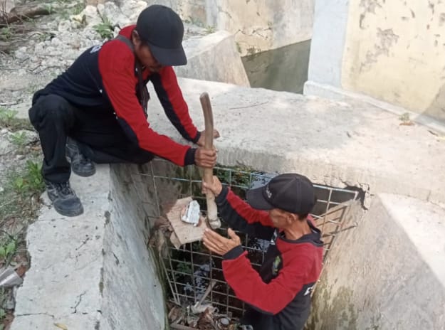 Petugas kebersihan Kecamatan Karawaci tampak sedang bersih-bersih selokan  di Perumahan Pondok Arum, Kelurahan Nambo Jaya.(mg,2)