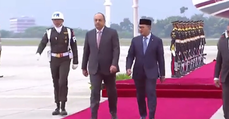 Menteri Investasi/Kepala BKPM Rosan Roeslani menyambut Wakil Perdana Menteri Qatar Dr. Khalid bin Mohamed Al-Attiyah di Pangkalan TNI AU Halim Perdanakusuma, Jakarta, Sabtu (19/10/2024). Foto : Ist