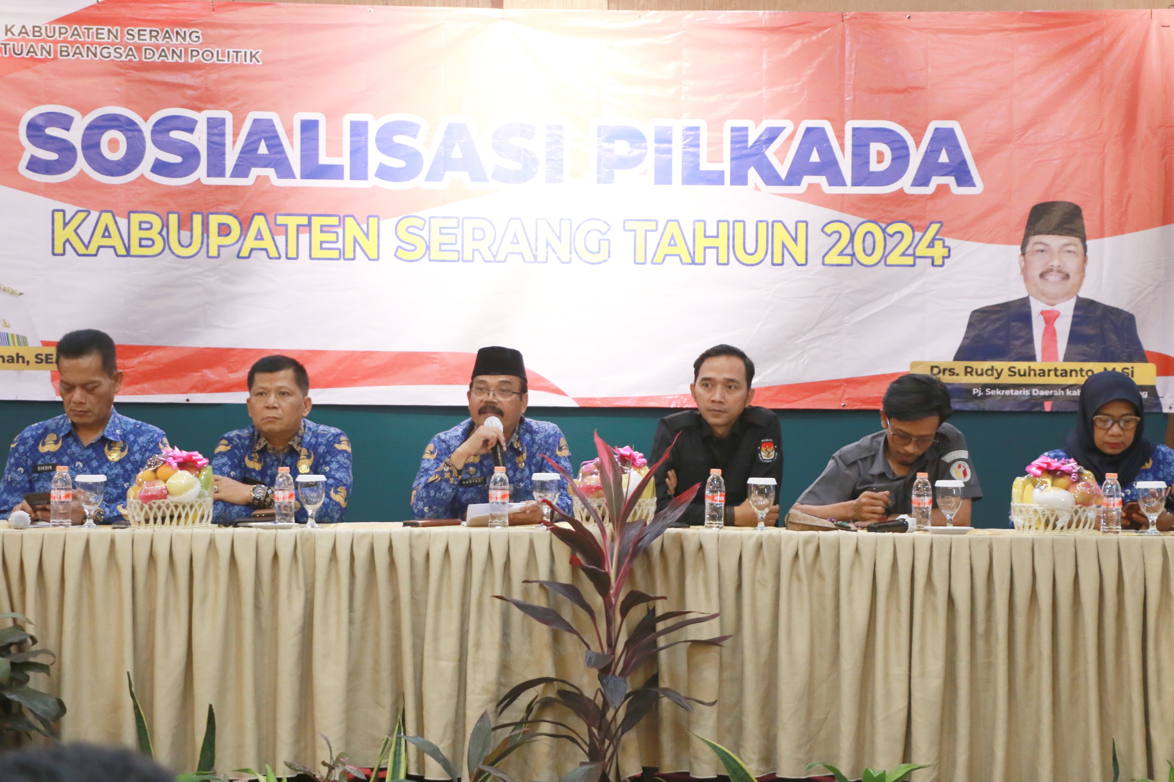 Asisten Daerah I Sekretariat Daerah Kabupaten Serang Haryadi membuka Sosialisasi Pilkada Kabupaten Serang Tahun 2024 yang digelar Badan Kesatuan Bangsa dan Politik (Bakesbangpol) di salah satu hotel di Kota Serang pada Kamis (17/10).