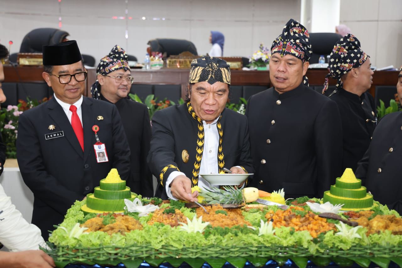 Penjabat Gubernur Banten Al Muktabar saat Rapat Paripurna Istimewa DPRD Provinsi Banten Peringatan HUT ke-24 Provinsi Banten di Gedung DPRD Banten, KP3B, Curug Kota Serang, Jumat (4/10).(yul)